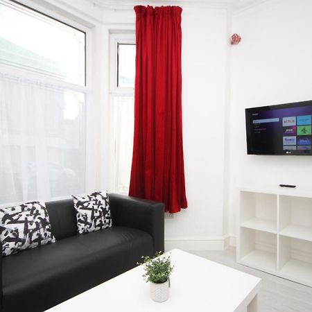 Barton Beachside - Stylish Studio Apartment, Double & Single - Central Beach & Promenade Location - Over 21'S, Family Friendly Only, Id Required Блекпул Екстериор снимка