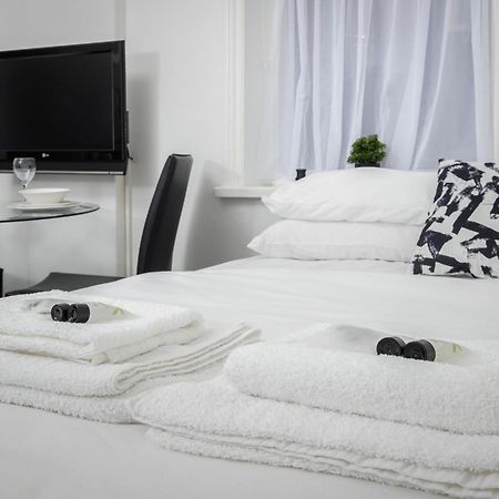 Barton Beachside - Stylish Studio Apartment, Double & Single - Central Beach & Promenade Location - Over 21'S, Family Friendly Only, Id Required Блекпул Екстериор снимка
