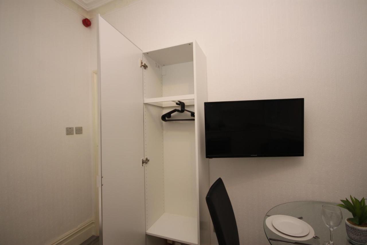 Barton Beachside - Stylish Studio Apartment, Double & Single - Central Beach & Promenade Location - Over 21'S, Family Friendly Only, Id Required Блекпул Екстериор снимка