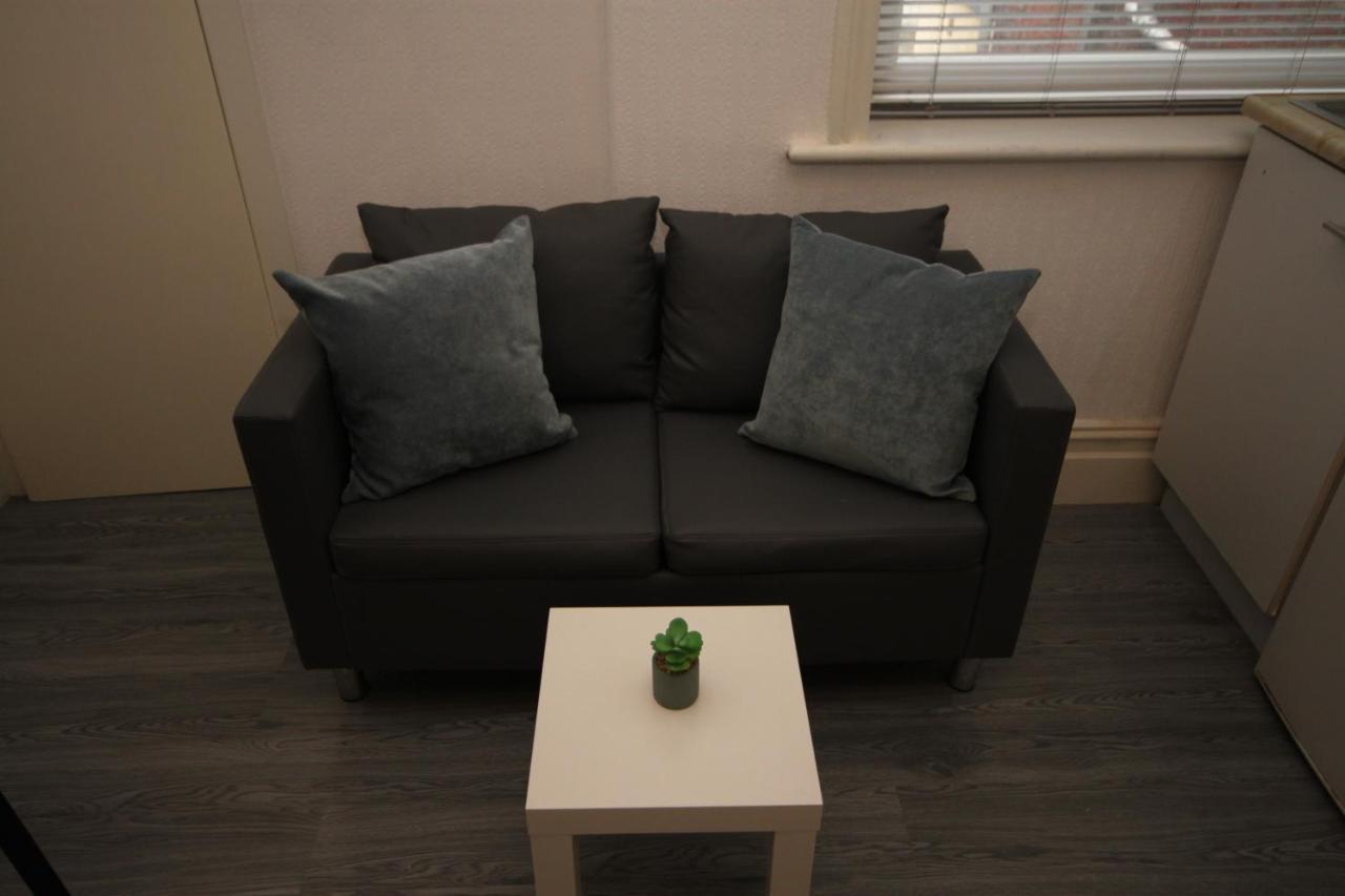 Barton Beachside - Stylish Studio Apartment, Double & Single - Central Beach & Promenade Location - Over 21'S, Family Friendly Only, Id Required Блекпул Екстериор снимка
