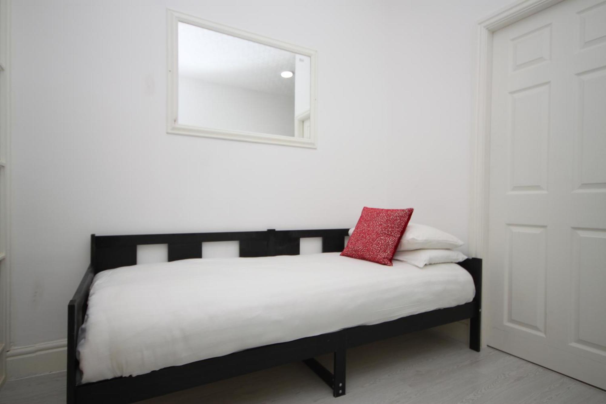 Barton Beachside - Stylish Studio Apartment, Double & Single - Central Beach & Promenade Location - Over 21'S, Family Friendly Only, Id Required Блекпул Стая снимка