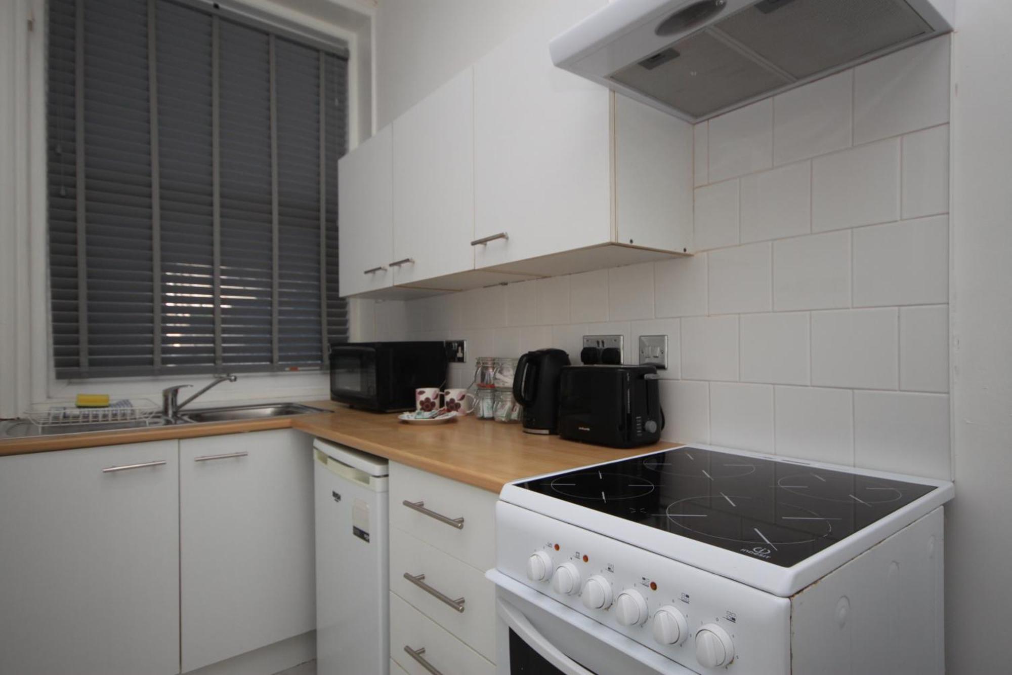 Barton Beachside - Stylish Studio Apartment, Double & Single - Central Beach & Promenade Location - Over 21'S, Family Friendly Only, Id Required Блекпул Стая снимка