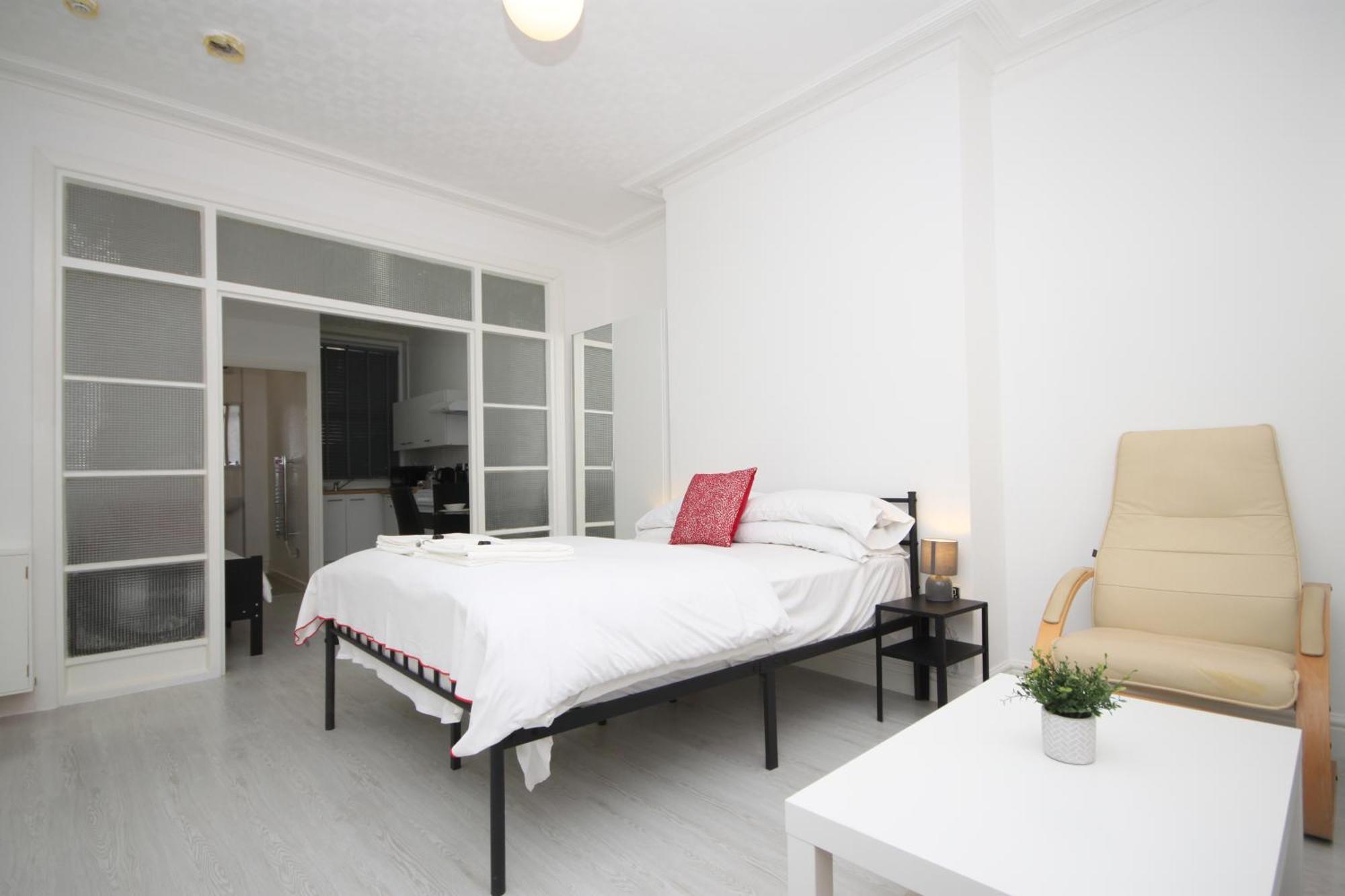 Barton Beachside - Stylish Studio Apartment, Double & Single - Central Beach & Promenade Location - Over 21'S, Family Friendly Only, Id Required Блекпул Стая снимка