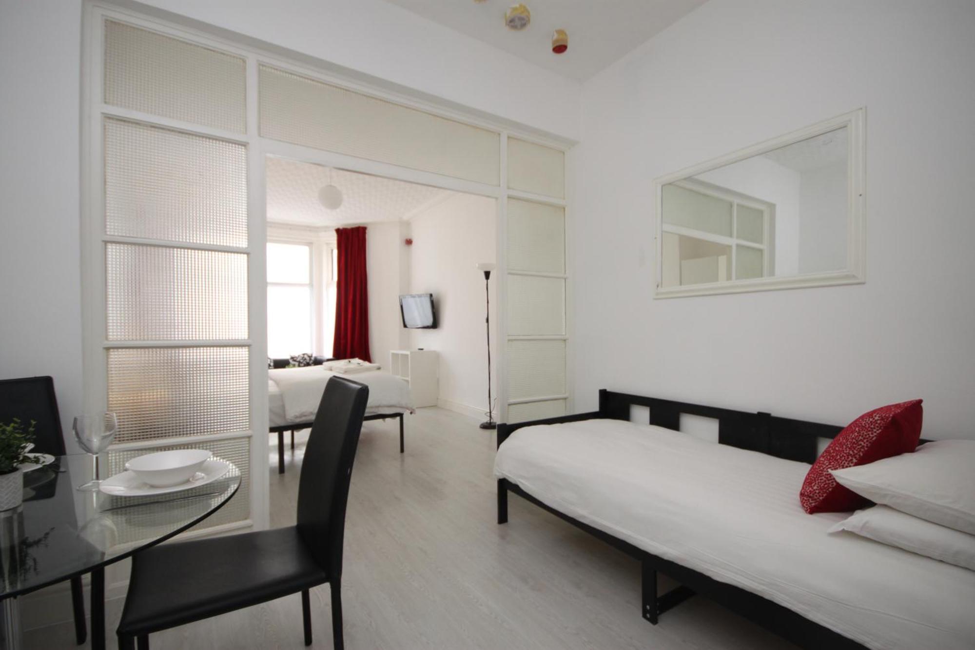Barton Beachside - Stylish Studio Apartment, Double & Single - Central Beach & Promenade Location - Over 21'S, Family Friendly Only, Id Required Блекпул Екстериор снимка