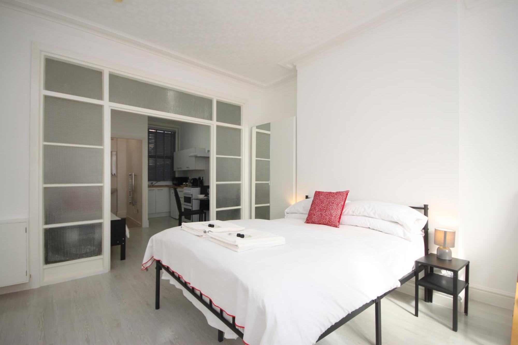 Barton Beachside - Stylish Studio Apartment, Double & Single - Central Beach & Promenade Location - Over 21'S, Family Friendly Only, Id Required Блекпул Екстериор снимка