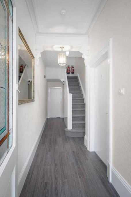 Barton Beachside - Stylish Studio Apartment, Double & Single - Central Beach & Promenade Location - Over 21'S, Family Friendly Only, Id Required Блекпул Екстериор снимка
