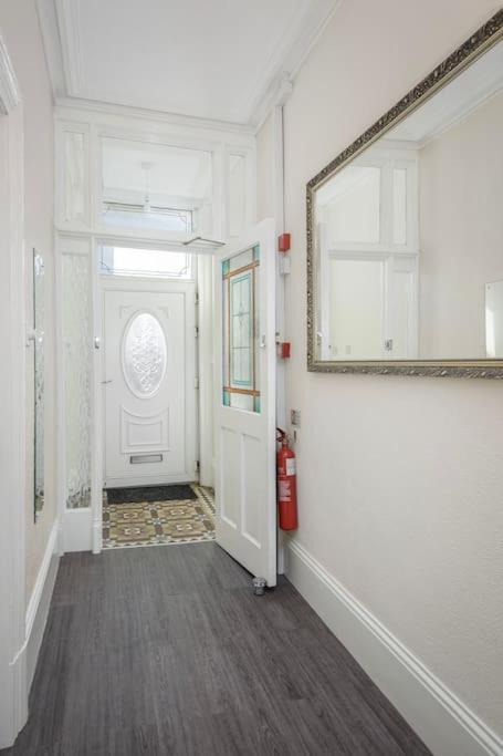 Barton Beachside - Stylish Studio Apartment, Double & Single - Central Beach & Promenade Location - Over 21'S, Family Friendly Only, Id Required Блекпул Екстериор снимка