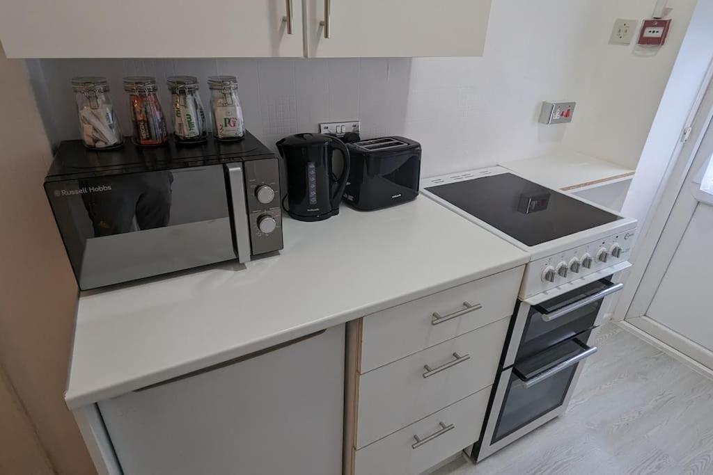 Barton Beachside - Stylish Studio Apartment, Double & Single - Central Beach & Promenade Location - Over 21'S, Family Friendly Only, Id Required Блекпул Екстериор снимка