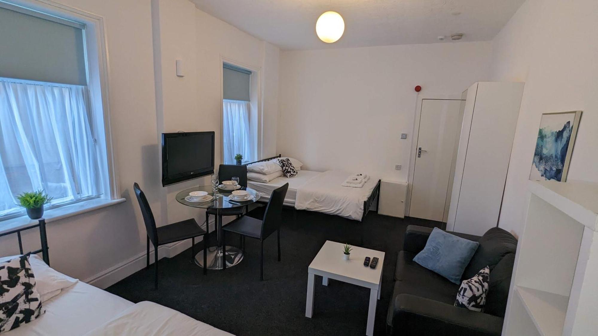 Barton Beachside - Stylish Studio Apartment, Double & Single - Central Beach & Promenade Location - Over 21'S, Family Friendly Only, Id Required Блекпул Екстериор снимка