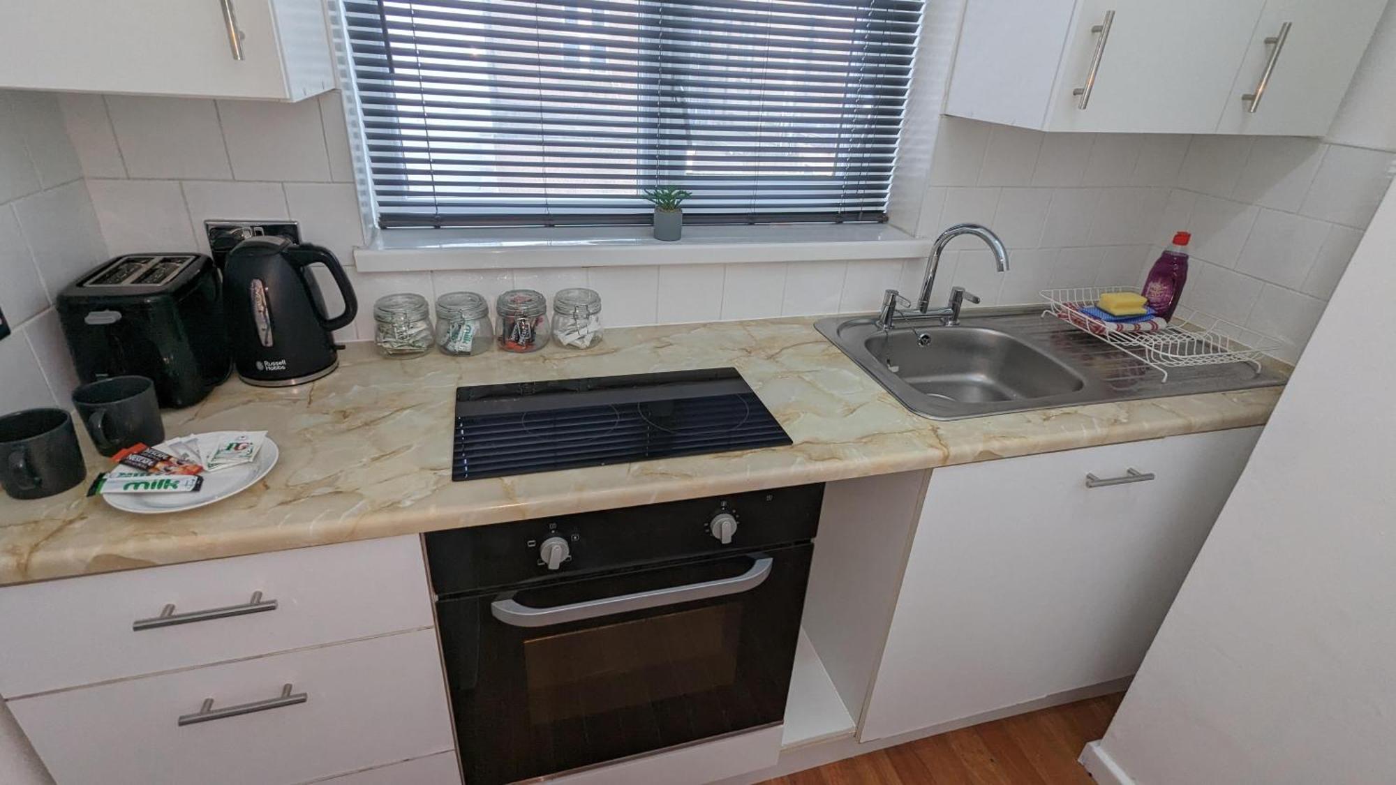 Barton Beachside - Stylish Studio Apartment, Double & Single - Central Beach & Promenade Location - Over 21'S, Family Friendly Only, Id Required Блекпул Екстериор снимка