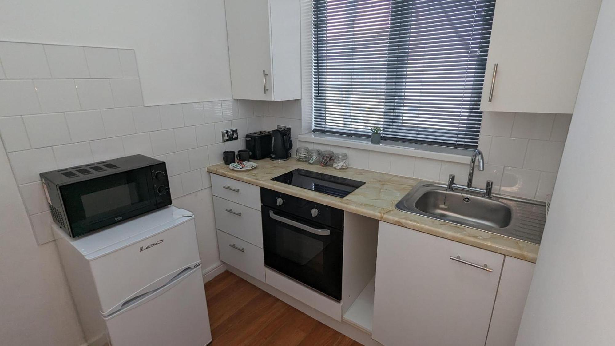 Barton Beachside - Stylish Studio Apartment, Double & Single - Central Beach & Promenade Location - Over 21'S, Family Friendly Only, Id Required Блекпул Екстериор снимка
