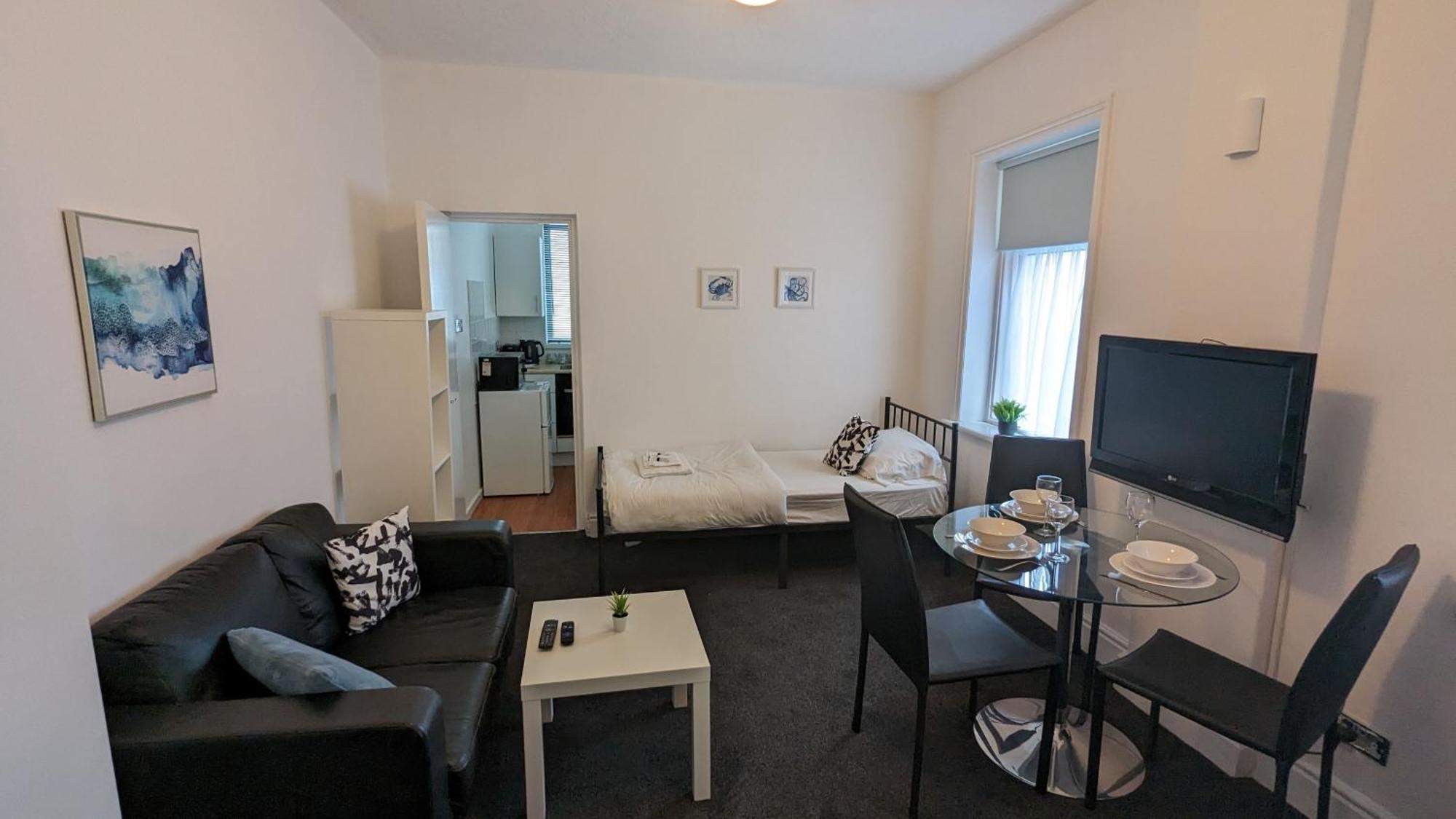 Barton Beachside - Stylish Studio Apartment, Double & Single - Central Beach & Promenade Location - Over 21'S, Family Friendly Only, Id Required Блекпул Екстериор снимка
